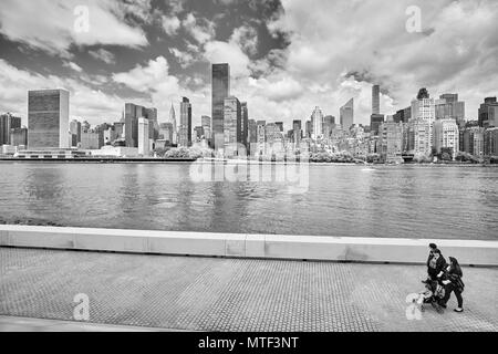 La città di New York, Stati Uniti d'America - 26 Maggio 2017: la gente al Roosevelt quattro libertà Park promenade con grande skyline di New York. Foto Stock