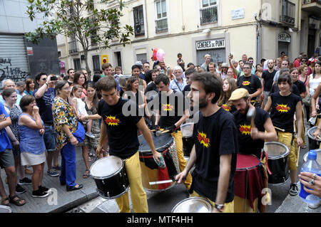 Band di musicisti e percussionisti attraverso le strade del quartiere di Gracia di Barcellona durante la GRACIA Summer Fest di Barcellona. Rosmi Duaso Foto Stock