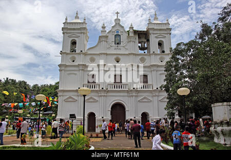 Ourists locali e partecipare a Patolienchem annuale fest che vetrine Mestieri, Artigianato e cultura di Goa a Nostra Signora del Soccorso chiesa in Socorro. Foto Stock