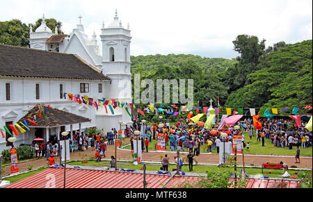 La gente del posto e i turisti partecipare Patolienchem annuale fest che vetrine Mestieri, Artigianato e cultura di Goa a Nostra Signora del Soccorso chiesa in Socorro, Foto Stock