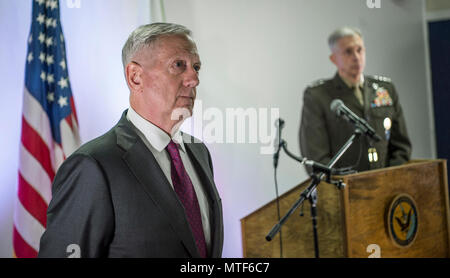 Il Segretario della Difesa Jim Mattis ospita una conferenza stampa congiunta con gli Stati Uniti Marine Corps gen. Thomas Waldhauser, comandante della U.S. Africa il comando, a Camp Lemmonier, Gibuti, 23 aprile 2017. Lo scopo del viaggio è quello di riaffermare la chiave militare degli Stati Uniti alleanze di impegnarsi con i partner strategici e discutere gli sforzi di cooperazione per contrastare le attività destbilizing e sconfiggere le organizzazioni estremiste. (DOD Foto Stock