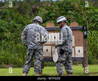 CAMP SWIFT, Texas - US Army Reserve Sgt. 1. Classe Francesco Jaeger (a destra), le operazioni di un sottufficiale con sede e Sede Società, ingegnere 980th battaglione, Austin, e Fort Worth, Texas native, pullman un soldato di riserva sulla base di fucile di precisione di tiro tecniche, come la respirazione e la vista immagine, mentre la revisione del suo bersaglio durante un tiro con la carabina effettuata qui, 22 aprile 2017. (US Army Reserve Foto Stock