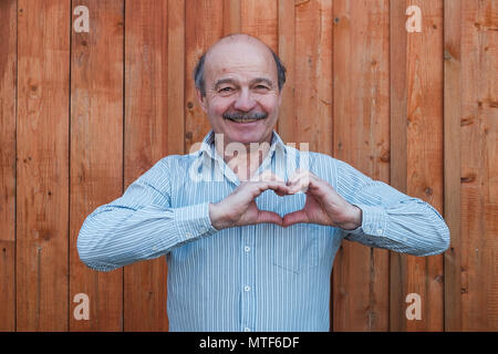 Uomo che fa un lato telaio del cuore Foto Stock