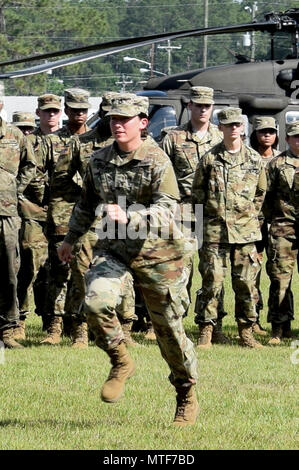 Privato Classe 1 Megan Collins corre per entrare a far parte di una formazione di Georgia guardie assegnato al Columbus a base di manovra 648th valorizzazione brigata durante la Georgia Army National Guard per il reclutamento e la ritenzione di battaglia del Battaglione cerimonia del trasferimento a Fort Stewart, Ga. Quasi 300 soldati dell'esercito della Georgia la guardia nazionale sono stati accolti dalle loro unità durante la cerimonia, il trasferimento più grande del suo genere nella storia della Georgia Guardie di reclutare il supporto programma. Foto Stock