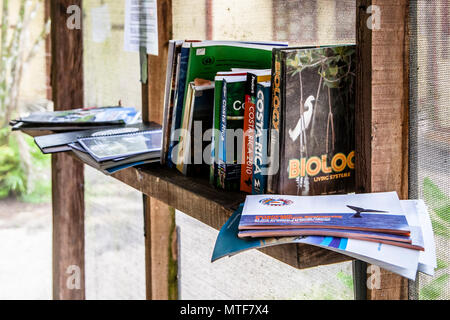 Biblioteca del progetto Biosphere Citizen science per la protezione delle tartarughe marine in Costa Rica. La biblioteca di riferimento con la scienza e la lettura di viaggio si trova nella sala da pranzo e riunioni Foto Stock