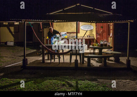 Progetto di scienza Biosfera Citizen per la protezione delle tartarughe marine in Costa Rica preparazione per la Notturno Patrol sulla spiaggia. Foto Stock