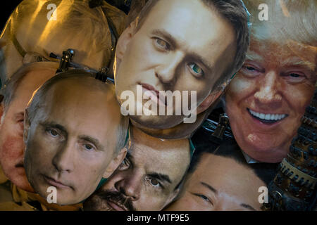 Maschere di Vladimir Putin, Alexei Navalny, Vladimir Lenin, Donald Trump giacciono su un contatore di un souvenir stand sulla Nevsky Prospekt in San Pietroburgo, Russi Foto Stock