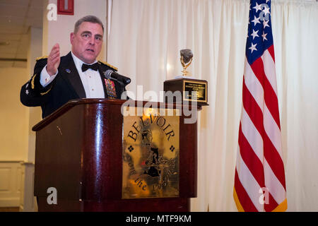 Stati Uniti Capo di Stato Maggiore dell Esercito gen. Mark A. Milley risolve i partecipanti dopo la ricezione del rock onorario del premio di anno durante la xliii rocce annuale di primavera e di Gala di Premiazione, Ft. Belvoir, Va., 22 aprile 2017. Foto Stock