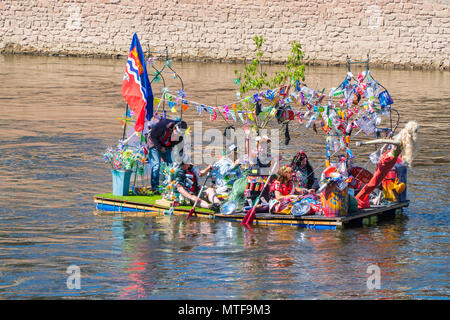 Travi a vista sul fiume Wye battenti bandiera Herefordshire duing del fiume di Hereford Carnevale. Maggio 2018 Foto Stock