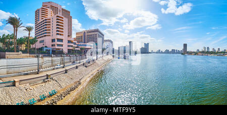 Panorama di Corniche argine del fiume Nilo con una vista su alberghi ed edifici amministrativi del distretto centrale al Cairo, Egitto. Foto Stock