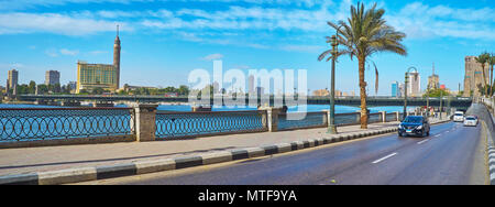 Il Cairo, Egitto - 24 dicembre 2017: La vista dalla Corniche promenade su Qasr El Nil ponte che attraversa il fiume Nilo e il Centro di collegamento e Gesira ISL Foto Stock