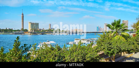 Il Corniche argine del fiume Nilo nel quartiere centrale è coperta con una vegetazione lussureggiante di riverside gardens, che forniscono ombra e freschezza, Cairo, E Foto Stock