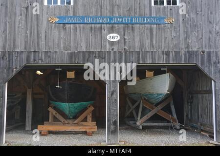 Bagno, Maine, Stati Uniti d'America: Esempi di piccole barche da pesca sul display in James Richard Jewett costruzione presso il Maine Maritime Museum. Foto Stock