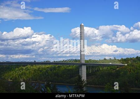 La Penobscot Narrows Bridge è un 120 ft. cavo lungo-alloggiato ponte sopra il fiume Penobscot vicino a Bucksport, Maine. Foto Stock