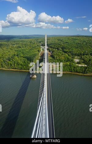 La Penobscot Narrows Bridge è un 120 ft. cavo lungo-alloggiato ponte sopra il fiume Penobscot vicino a Bucksport, Maine. Foto Stock