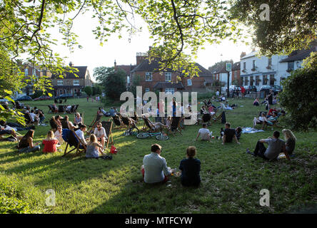 Bank Holiday al di fuori della billetta storte pub a Crooked Billet,Wimbledon Foto Stock