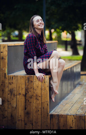 Ragazza fa piroettare camminando su un tiptoes contro d'estate il parco. Foto Stock