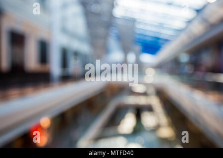 Blured grande mall shopping multi-livello centro con sfondo bokeh di fondo Foto Stock