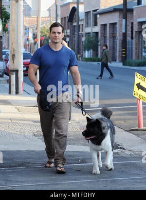 Henry Cavill lascia un Photoshoot per Hugo Boss con il suo cane Kal con: Henry Cavill dove: Los Angeles, California, Stati Uniti quando: 28 Apr 2018 Credit: WENN Foto Stock