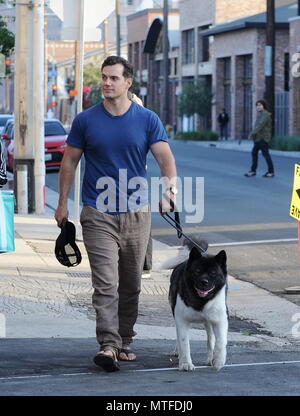 Henry Cavill lascia un Photoshoot per Hugo Boss con il suo cane Kal con: Henry Cavill dove: Los Angeles, California, Stati Uniti quando: 28 Apr 2018 Credit: WENN Foto Stock