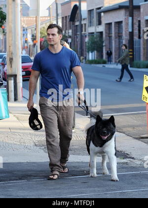 Henry Cavill lascia un Photoshoot per Hugo Boss con il suo cane Kal con: Henry Cavill dove: Los Angeles, California, Stati Uniti quando: 28 Apr 2018 Credit: WENN Foto Stock