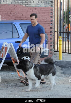 Henry Cavill lascia un Photoshoot per Hugo Boss con il suo cane Kal con: Henry Cavill dove: Los Angeles, California, Stati Uniti quando: 28 Apr 2018 Credit: WENN Foto Stock