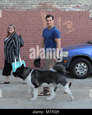 Henry Cavill lascia un Photoshoot per Hugo Boss con il suo cane Kal con: Henry Cavill dove: Los Angeles, California, Stati Uniti quando: 28 Apr 2018 Credit: WENN Foto Stock