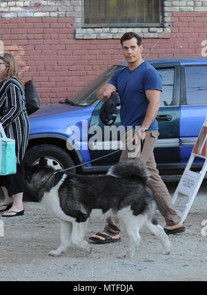 Henry Cavill lascia un Photoshoot per Hugo Boss con il suo cane Kal con: Henry Cavill dove: Los Angeles, California, Stati Uniti quando: 28 Apr 2018 Credit: WENN Foto Stock