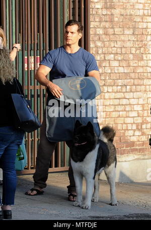 Henry Cavill lascia un Photoshoot per Hugo Boss con il suo cane Kal con: Henry Cavill dove: Los Angeles, California, Stati Uniti quando: 28 Apr 2018 Credit: WENN Foto Stock