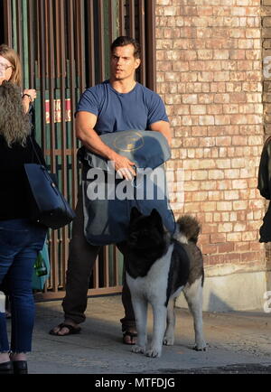 Henry Cavill lascia un Photoshoot per Hugo Boss con il suo cane Kal con: Henry Cavill dove: Los Angeles, California, Stati Uniti quando: 28 Apr 2018 Credit: WENN Foto Stock