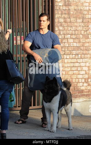 Henry Cavill lascia un Photoshoot per Hugo Boss con il suo cane Kal con: Henry Cavill dove: Los Angeles, California, Stati Uniti quando: 28 Apr 2018 Credit: WENN Foto Stock