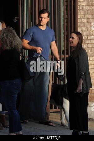 Henry Cavill lascia un Photoshoot per Hugo Boss con il suo cane Kal con: Henry Cavill dove: Los Angeles, California, Stati Uniti quando: 28 Apr 2018 Credit: WENN Foto Stock