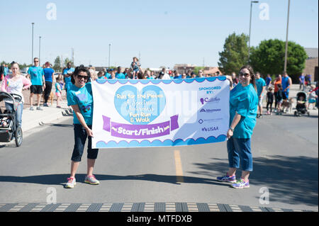 La Gioventù e Teen Center hosted girare per i pezzi, un divertente correre e camminare che mira ad accrescere la consapevolezza per i bambini che sono nello spettro dell'autismo il 22 aprile 2017 a Holloman Air Force Base, N.M. Centinaia di adulti e bambini hanno partecipato all'esecuzione in ordine al supporto di sensibilizzazione sull'autismo. Foto Stock