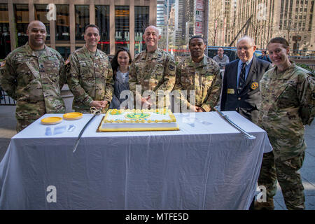 La città di NEW YORK, NY (23 aprile 2017) - Lt. Gen Charles Luckey, capo dell'esercito di riserva, e Sgt. 1. Classe Joshua Moeller, 2016 esercito non-comissioned ufficiale dell'anno, celebrare l'esercito della riserva 109° compleanno presso i Fox Studios. Foto Stock