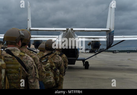 Aviazione di combattimento advisor gli studenti con la sesta speciale squadrone le operazioni di carico su una C-145A Skytruck durante il funzionamento artiglio Raven al campo Hurlburt Fla., Aprile 24, 2017. Raven griffa è il capstone evento per la Air Force Special Operations Training Center il combattimento aereo missione advisor corso di qualificazione. Foto Stock