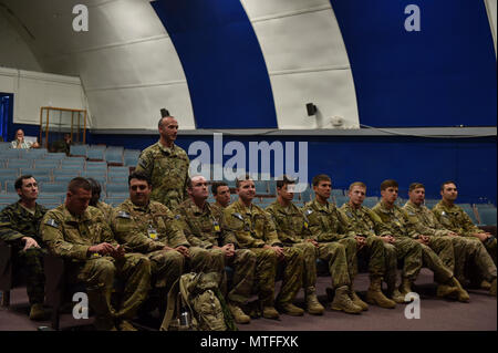 Aviazione di combattimento advisor gli studenti con il sesto Special Operations Squadron soddisfare "Palmetto Land" leadership di forza durante il funzionamento artiglio Raven al duca Campo, Fla., 24 aprile 2017. Gli studenti viaggiato a "Palmetto Land", una simulazione di paese indigeni, dove essi avevano il compito di formare ed assistere alla "Palmetto terra' forze nel migliorare la tattica di occupazione dei suoi aeromobili e soldati. Foto Stock