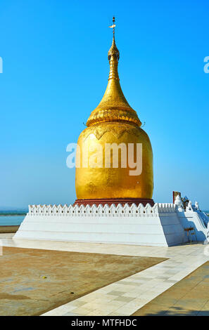 Bu Paya Pagoda è un incredibile santuario situato sulla parte superiore del riverbank pendenza e con una vista fantastica sul territorio circondato, Bagan, Myanmar Foto Stock