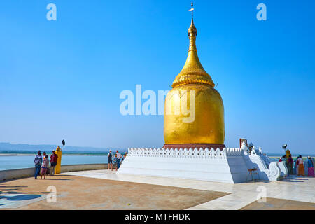 BAGAN, MYANMAR - Febbraio 24, 2018: Bu Paya Pagoda dispone di terrazza aperta vista sull'altro lato del fiume Irrawaddy, che è così popolare tra turiste Foto Stock