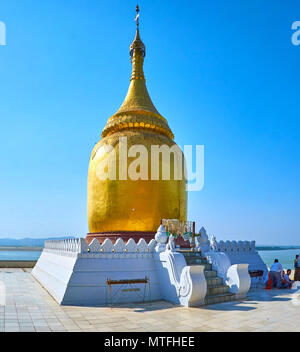 BAGAN, MYANMAR - Febbraio 24, 2018: Bella Bu dorato Paya Pagoda situato sul versante della banca del fiume Irrawaddy, il 24 febbraio di Bagan Foto Stock