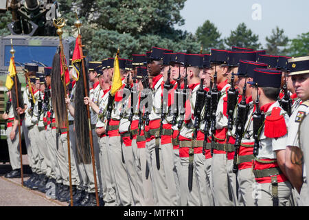 Cerimonia militare per il centesimo anniversario dell Africa Reggimento di Artiglieria La Valbonne, Francia. Foto Stock