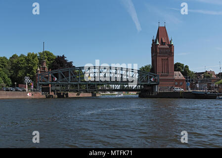 Vista dello storico ponte di sollevamento (Marstallbrucke) in Lubecca, Germania Foto Stock