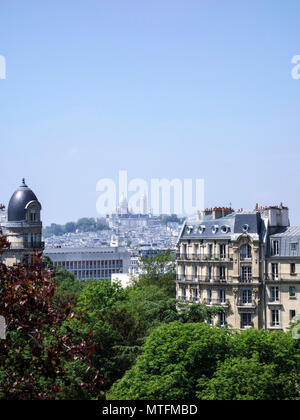 Parco Buttes-Chaumont, Parigi, con il Sacre Coeur in background Foto Stock