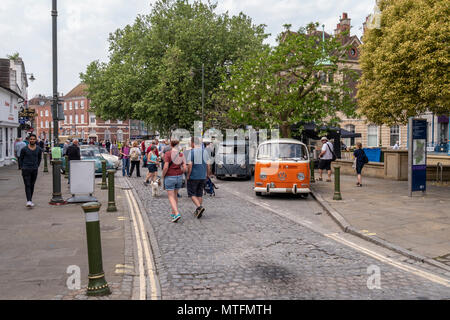 Horsham Town Center hosting vintage VW Maggiolini, Camper e relativi veicoli - Horsham, West Sussex, Regno Unito. Foto Stock