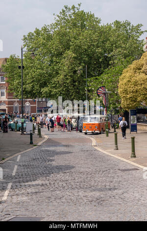 Horsham Town Center hosting vintage VW Maggiolini, Camper e relativi veicoli - Horsham, West Sussex, Regno Unito. Foto Stock