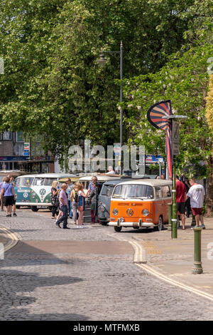 Horsham Town Center hosting vintage VW Maggiolini, Camper e relativi veicoli - Horsham, West Sussex, Regno Unito. Foto Stock