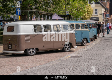 Horsham Town Center hosting vintage VW Maggiolini, Camper e relativi veicoli - Horsham, West Sussex, Regno Unito. Foto Stock