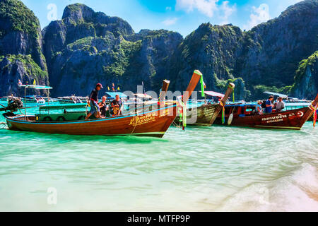 Ko Phi Phi Lee, Thailandia luglio 06,2017 :tipico tailandese contenitore usato per il trasporto di turisti, ormeggiata su Ko Phi Phi Lee island beach. Questa isola si trovanella P Foto Stock