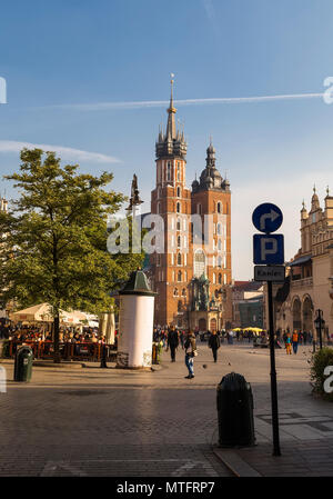 Cracovia in Polonia - 30 ottobre: Piazza del Mercato e la chiesa di Santa Maria a Cracovia il 30 Oktober 2015. Polonia Foto Stock