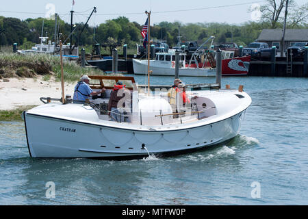 Il pensionato e ripristino della Guardia Costiera degli Stati Uniti la barca di salvataggio CG 36500 si avvicina il dock in Rock Harbor, Orleans, Massachusetts, STATI UNITI D'AMERICA su Cape Cod, Foto Stock