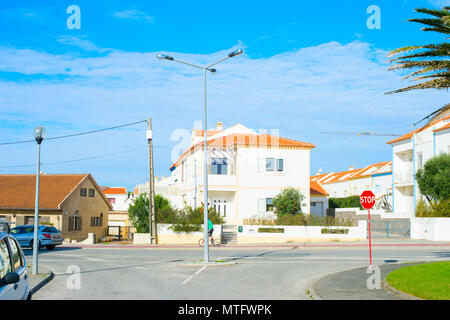 Baleal village street nella giornata di sole. Peniche, Portogallo. Famosa destinazione di surf Foto Stock